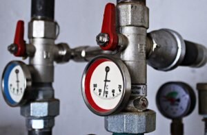 Thermometer en manometer op verwarmingsinstallatie